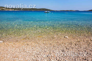 Sevid - oblázková pláž, Trogirská riviéra, Chorvatsko