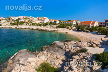 Sevid - oblázková pláž Oštrica, Trogirská riviéra, Chorvatsko