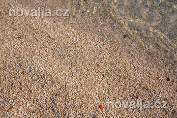 Sevid - oblázková pláž Oštrica, Trogirská riviéra, Chorvatsko