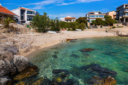 Sevid - oblázková pláž Oštrica, Trogirská riviéra, Chorvatsko