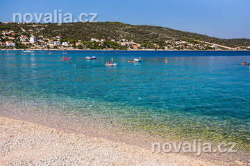 Sevid - oblázková pláž, Trogirská riviéra, Chorvatsko