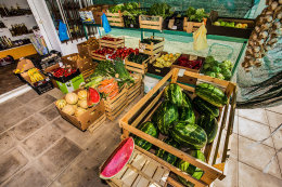 Sevid - občerstvení u pláže, Trogirská riviéra, Chorvatsko