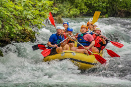 Rafting na řece Cetina poblíž Omiše, Chorvatsko