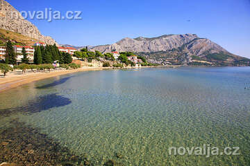 Písečné pláže v letovisku Omiš-Duće, Chorvatsko