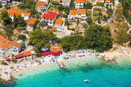 Pisak - letecký pohled, Omišská riviéra, Chorvatsko