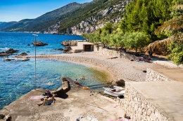 Dingač - Borak - oblázková pláž, Pelješac, Chorvatsko