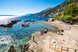 Dingač - Borak - oblázková pláž, Pelješac, Chorvatsko