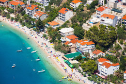 Staniči - letecký pohled na pláž Velika Luka, Omišská riviéra, Chorvatsko