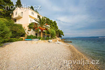 Staniči - oblázková pláž Velika Luka, Omišská riviéra, Chorvatsko