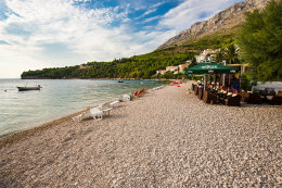 Staniči - bar na oblázkové pláži Velika Luka, Omišská riviéra, Chorvatsko