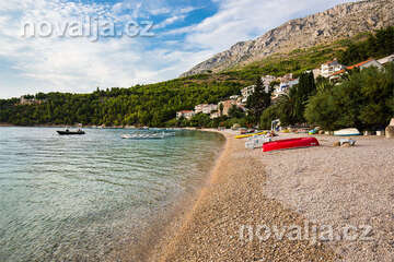 Staniči - oblázková pláž Velika Luka, Omišská riviéra, Chorvatsko