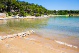 Jelsa - zátoka Mina s písečnou pláží - letecký pohled, ostrov Hvar, Chorvatsko