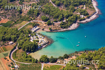 Jelsa - zátoky Malo a Velo Grebišće s písečným dnem - letecký pohled, ostrov Hvar, Chorvatsko