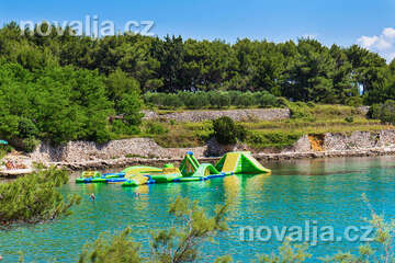 Jelsa - nafukovací skluzavky v zátoce Mina, ostrov Hvar, Chorvatsko