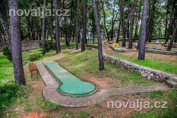 Jelsa - minigolf u pláže Mina, ostrov Hvar, Chorvatsko