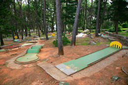 Jelsa - minigolf u pláže Mina, ostrov Hvar, Chorvatsko