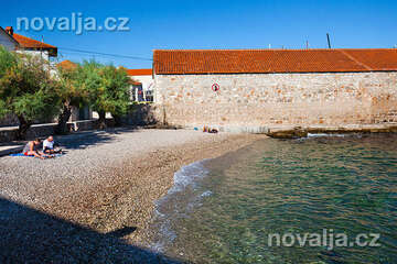 Jelsa - oblázková pláž v centru města, ostrov Hvar, Chorvatsko