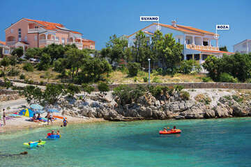 Apartmány Roza - oblázková pláž 80 m (od dolní budovy), 120 m (od horní budovy), Mandre, ostrov Pag, Chorvatsko