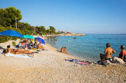 Mandre - oblázkové pláže, ostrov Pag, Chorvatsko