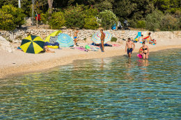 Mandre - oblázkové pláže, ostrov Pag, Chorvatsko