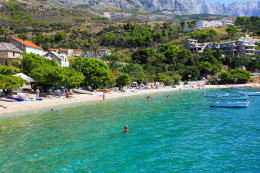 Pláže v letovisku Bratuš, Makarská riviéra, Chorvatsko