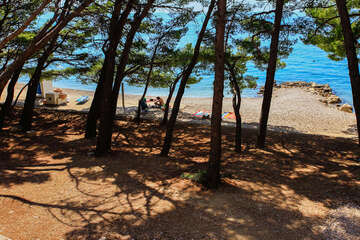 Pláž v letovisku Krvavica, Makarská riviéra, Chorvatsko