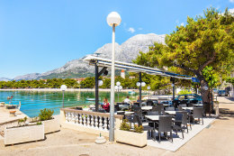 Promajna - restaurace u pláže, Makarská riviéra, Chorvatsko