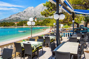 Promajna - restaurace u pláže, Makarská riviéra, Chorvatsko