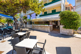 Promajna - restaurace u pláže, Makarská riviéra, Chorvatsko