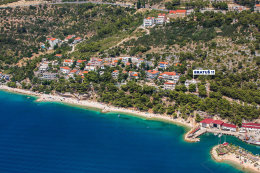 Bratuš - letecký pohled, Makarská riviéra, Chorvatsko