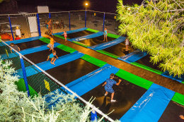 Podgora - trampolíny v centru, Makarská riviéra, Chorvatsko