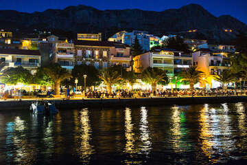 Večerní Podgora, Makarská riviéra, Chorvatsko