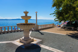 Podgora - Čaklje - fontána na promenádě, Makarská riviéra, Chorvatsko