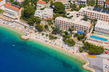 Podgora - pláže, Makarská riviéra, Chorvatsko