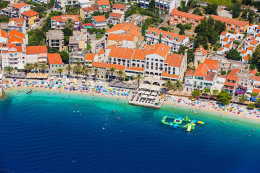 Podgora - pláže, Makarská riviéra, Chorvatsko