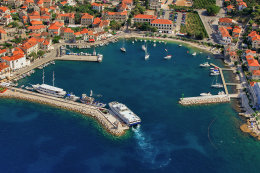 Postira - letecký pohled, ostrov Brač, Chorvatsko