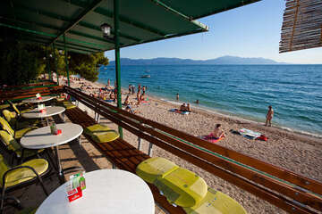 Gradac - restaurace u pláže, Makarská riviéra, Chorvatsko