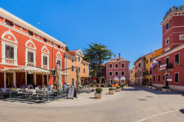 Novigrad - náměstí, Istrie, Chorvatsko