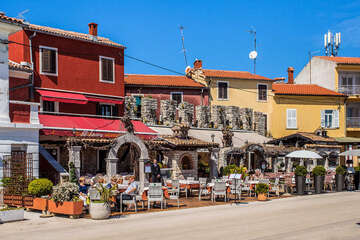 Novigrad - restaurace u přístavu Mandrač, Istrie, Chorvatsko