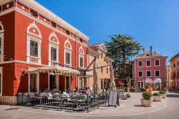 Novigrad - náměstí s kavárnou, Istrie, Chorvatsko