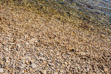 Novigrad - oblázková pláž, Istrie, Chorvatsko