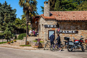 Novigrad je ideální destinace pro cykloturistiku; Istrie, Chorvatsko