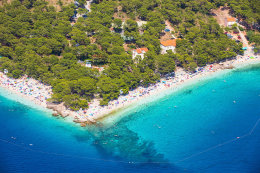 Brela - pláž Punta Rata - letecký pohled, Makarská riviéra, Chorvatsko