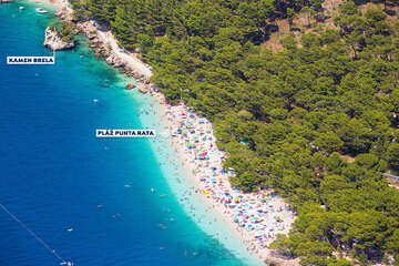 Brela - ostrůvek Kamen Brela a pláž Punta Rata - letecký pohled, Makarská riviéra, Chorvatsko