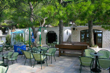 Brela-Jakiruša - kavárna u pláže, Makarská riviéra, Chorvatsko