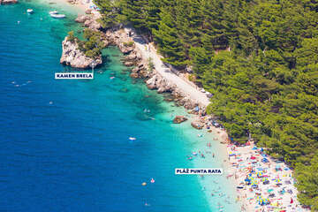 Brela - ostrůvek Kamen Brela a pláž Punta Rata - letecký pohled, Makarská riviéra, Chorvatsko