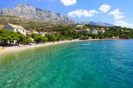 Pláže v letovisku Bratuš, Makarská riviéra, Chorvatsko