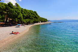 Pláž v letovisku Krvavica, Makarská riviéra, Chorvatsko