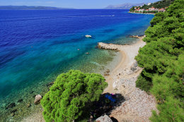 Pláže v letovisku Bratuš, Makarská riviéra, Chorvatsko