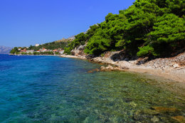 Pláže v letovisku Bratuš, Makarská riviéra, Chorvatsko